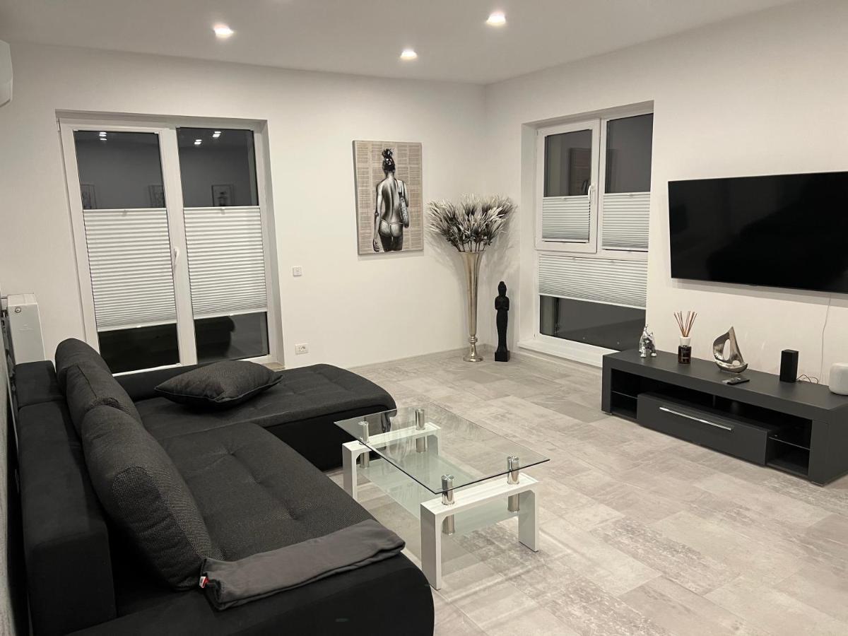 Stunning 2-room Penthouse With Lakeview W11 Apartment