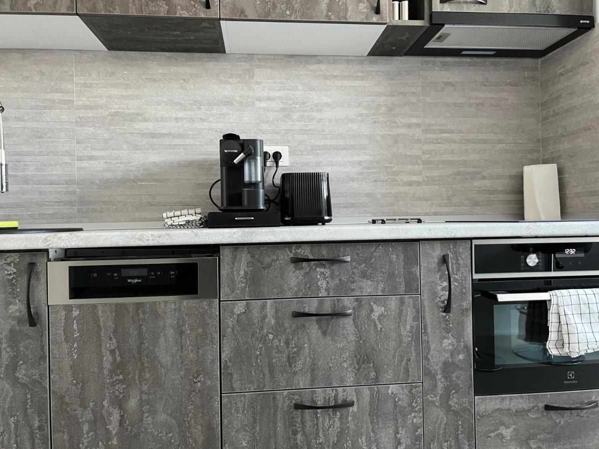 Stunning 2-room Penthouse With Lakeview W11 Apartment
